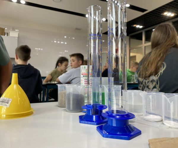 Widok laboratorium, w którym odbyły się warsztaty dla uczniów.