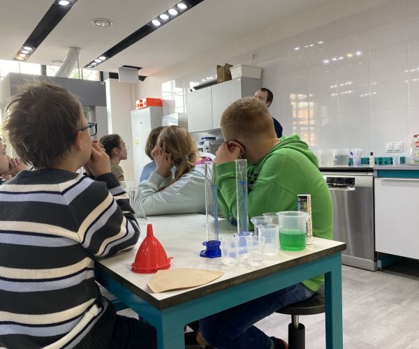 Dzieci w trakcie warsztatów w Hydropolis we Wrocławiu. 