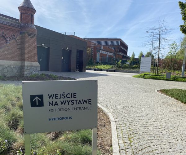 Widok wejścia do Hydropolis we Wrocławiu.
