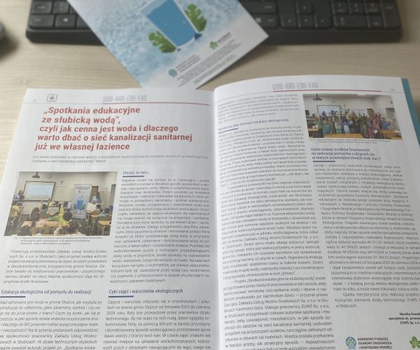 Widok stron kwartalnika Wodociągi Polskie z artykułem o Spotkaniach edukacyjnych ze słubicką wodą. 