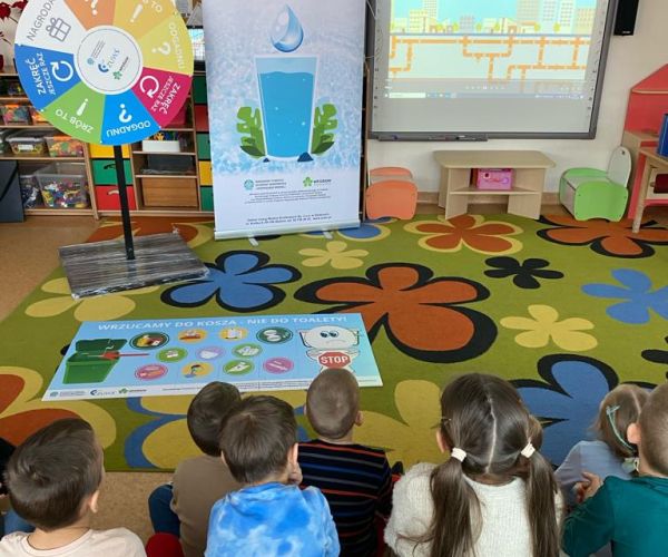 Dzieci na warsztatch oglądające film edukacyjny.