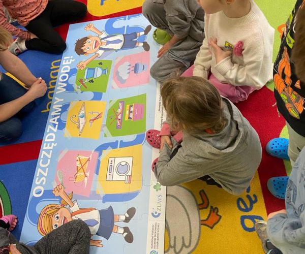 Dzieci uczestniczące w warsztatach w trakcie zajęć.