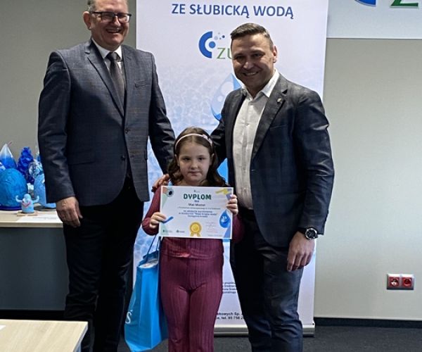 Prezes ZUWŚ i burmistrz Słubic z osobą wyróżnioną w konkursie na tle rollupa z napisem: Spotkania ze słubicką wodą.