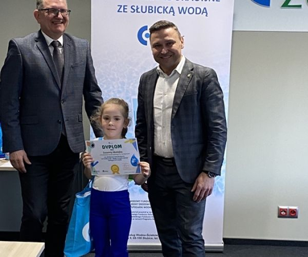 Prezes ZUWŚ i burmistrz Słubic z osobą wyróżnioną w konkursie na tle rollupa z napisem: Spotkania ze słubicką wodą.