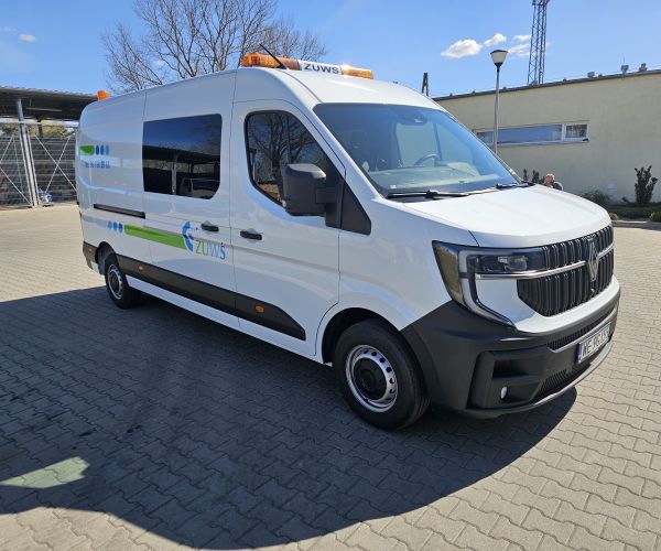 Samochód firmowy osobowo-transportowy wodociagów. Kolor samochodu biały z logo ZUWŚ.